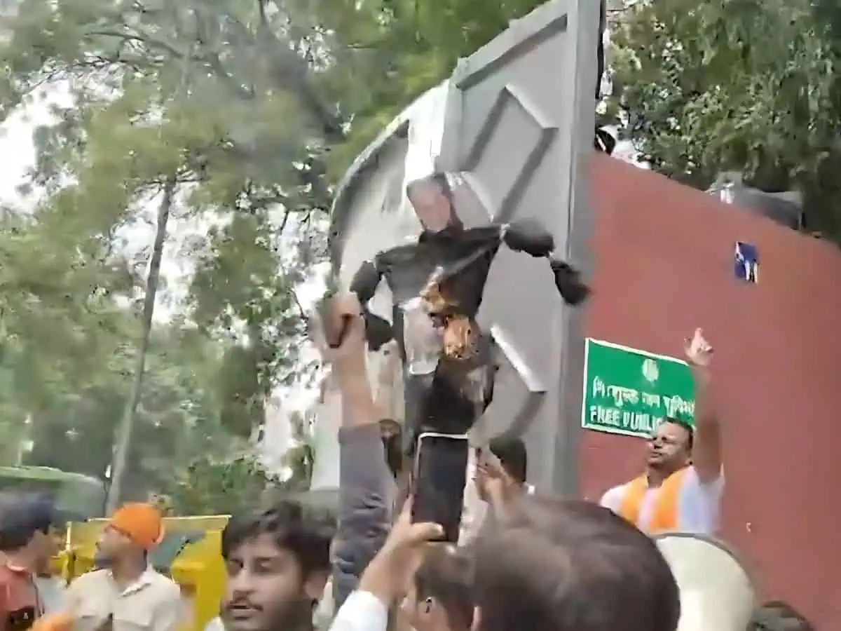 Asaduddin Owaisi Ka Putla Jalaya, Parliament Me Jai Palestine Naara Ke Khilaf VHP Aur Bajrang Dal Workers Ka Delhi Me Protest