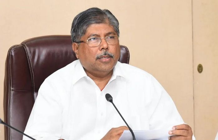 Chandrakant Patil Ke Qafila Ki Car Ko Dusri Car Ne Maari Takkar, Baal Baal Bache BJP Leader