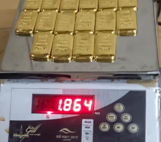 Gold Smuggling, 4.75 Kg Gold Value 2.77 Crore Baramad Kiya 5 Cases Me Customs Ne at Mumbai Airport