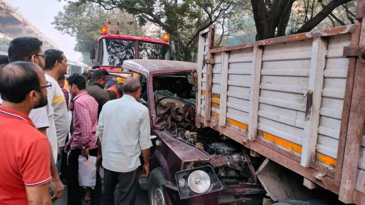 SUV Car Takrai Truck Se At Thane Panch Pakhadi Area, Aaj Subha Hue Iss Haadse Me 5 Log Injured Hue