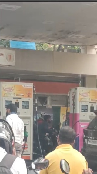 Petrol Pump Par Logon Ki Lambi Line Dikhne Lagi, Truck Tanker Drivers Ki Strike Ka Asar