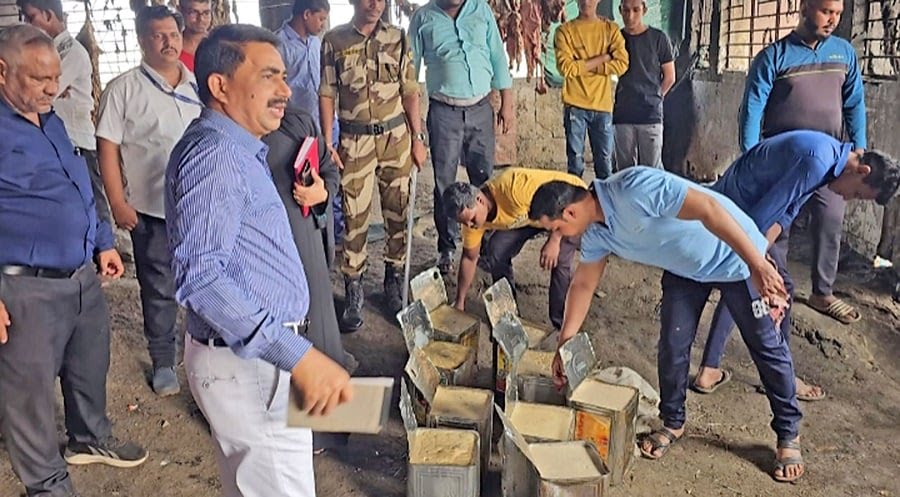 Banawti Ghee Banane Ki Factory Ka Pardafash Kiya Gaya At Bhiwandi, Badi Tadad Me Milawti Ghee Aur Dusre Materials Zabt