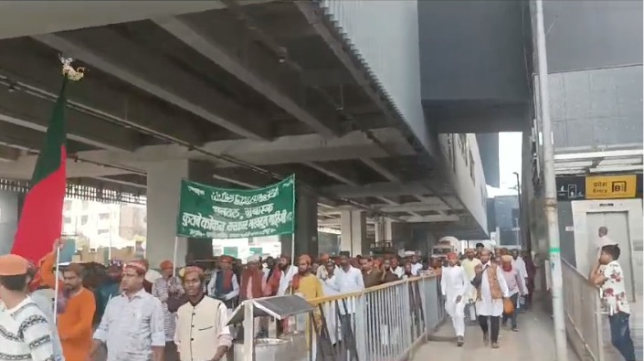 Malwani Se Mahim Dargha Tak Paidal Sandal Lejarahe Hain Pichle 35 Se Khanqahe Sabiria Sajidia Ke Log