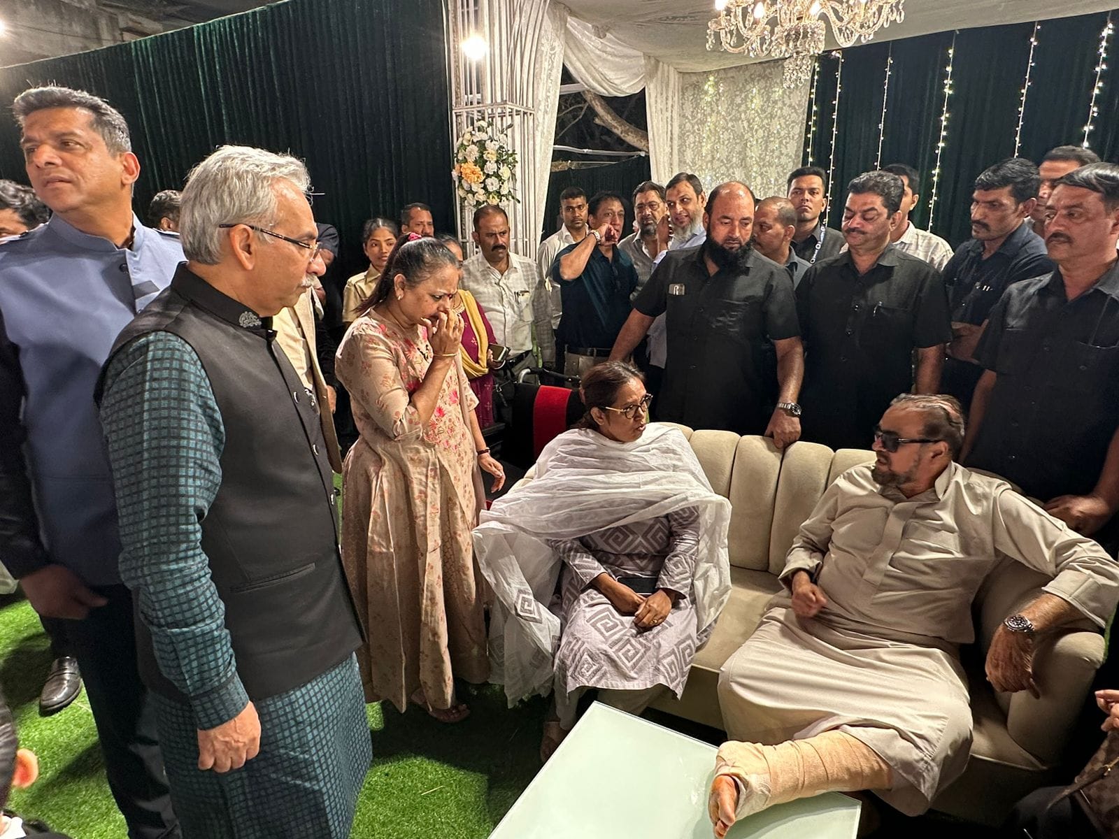 MLA Abu Asim Azmi Ki Foot Surgery Hui, Wheelchair Par Nazar Aaye, Abhi Condition Stable Hai