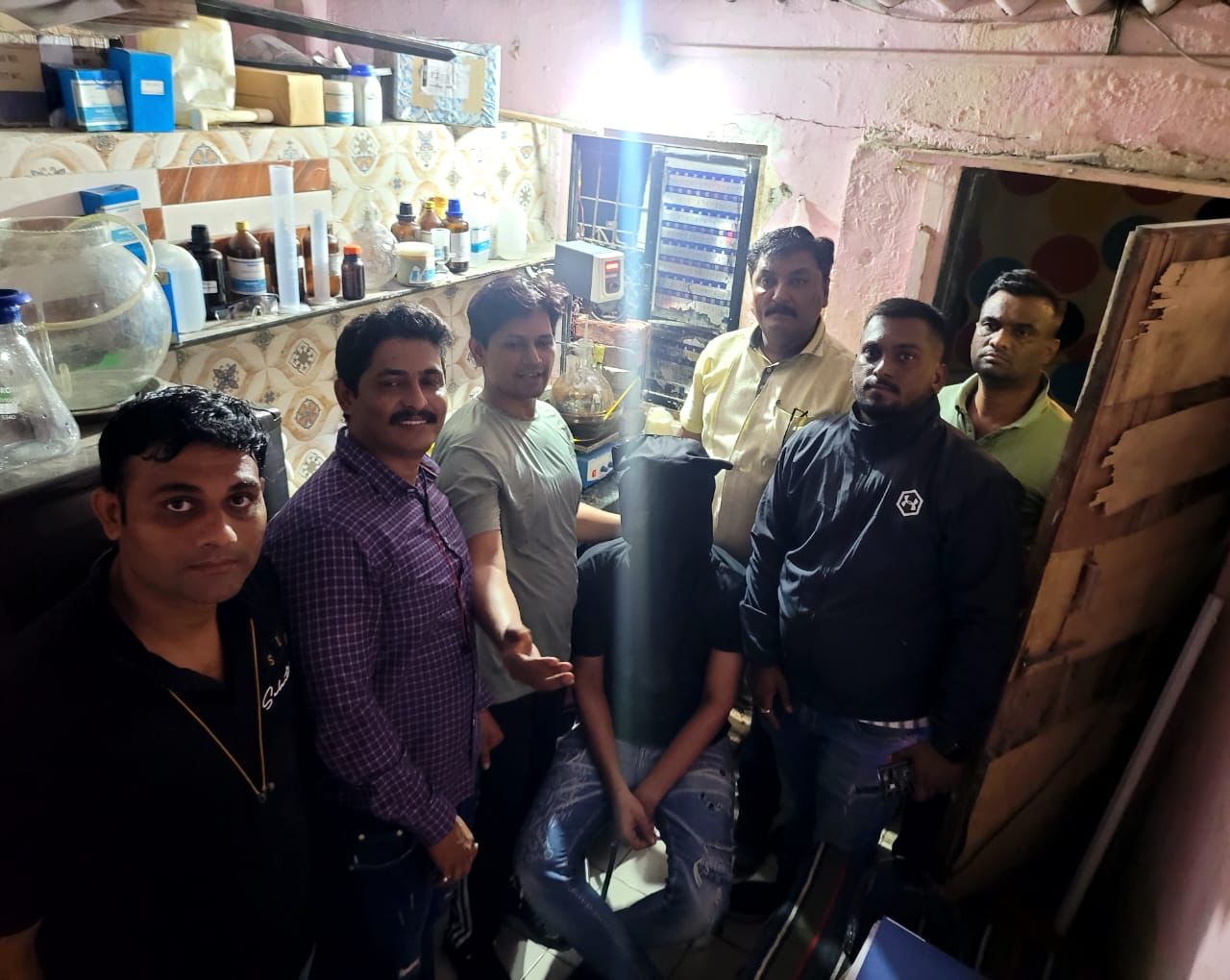 MD Drugs Banane Ke Karkhana Ka Pardafash Kiya Malwani Police Ne, 2 Arrested With Drugs & Equipments