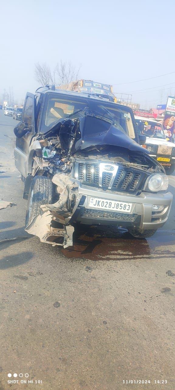 Mehbooba Mufti ki car ka accident hua, Baal Baal Bachi Mehbooba Mufti at Jammu & Kashmir