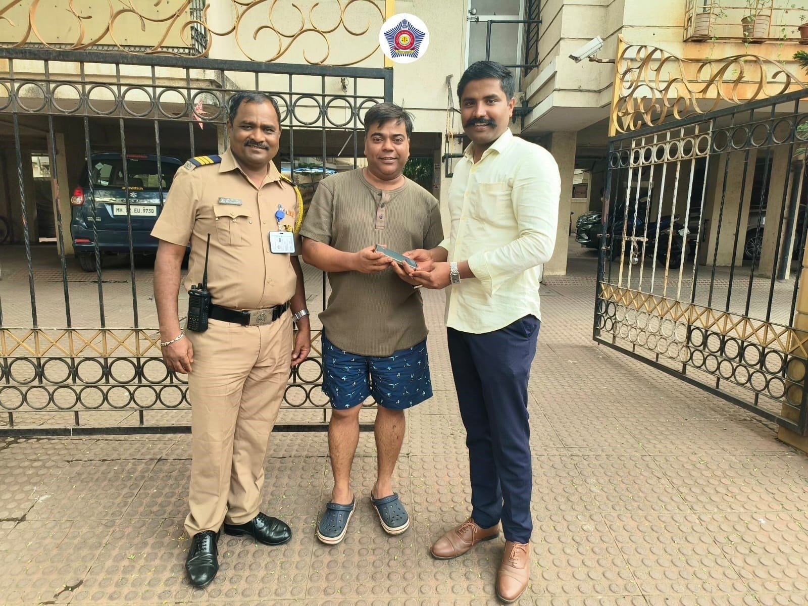 Mumbai Police Ne Uttar Pradesh Se Aaye Addl. District Judge Ka Taxi Me Bhula Mobile Dhoond Nikala
