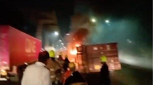 Truck Container Palti Hone Se Aag Lagi At Ghodbunder Road Thane, 1 Dead