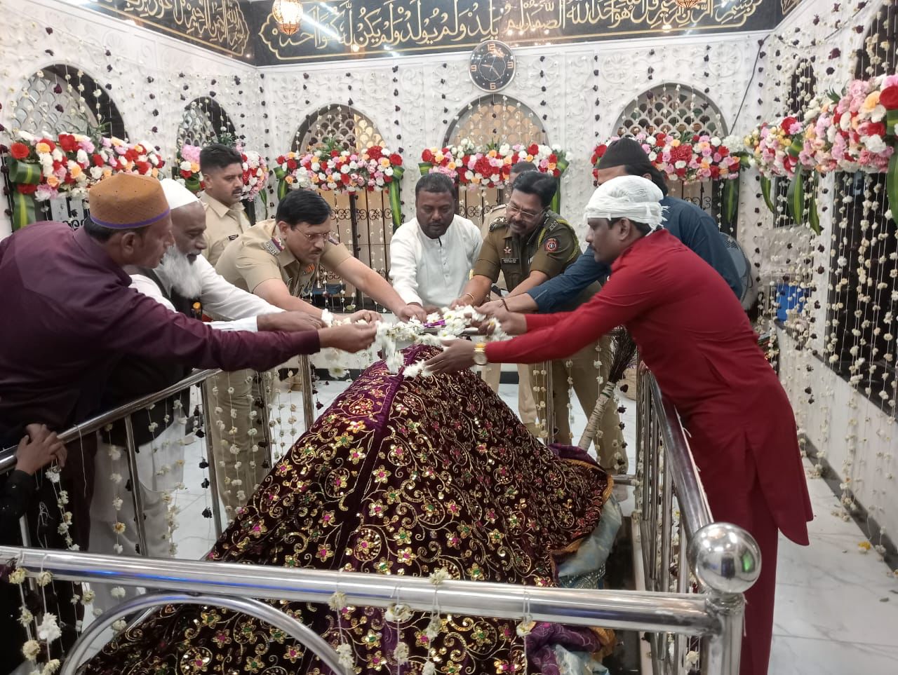 Dargah Par Mumbai Police Taraf se Chadar Pesh Ki Gayi At Andheri West