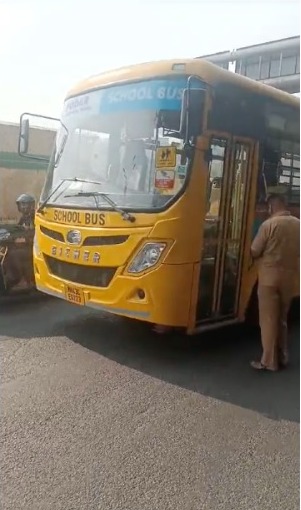 School Bus Ko Truck Ne Piche Se Takkar Maari Belapur Mai