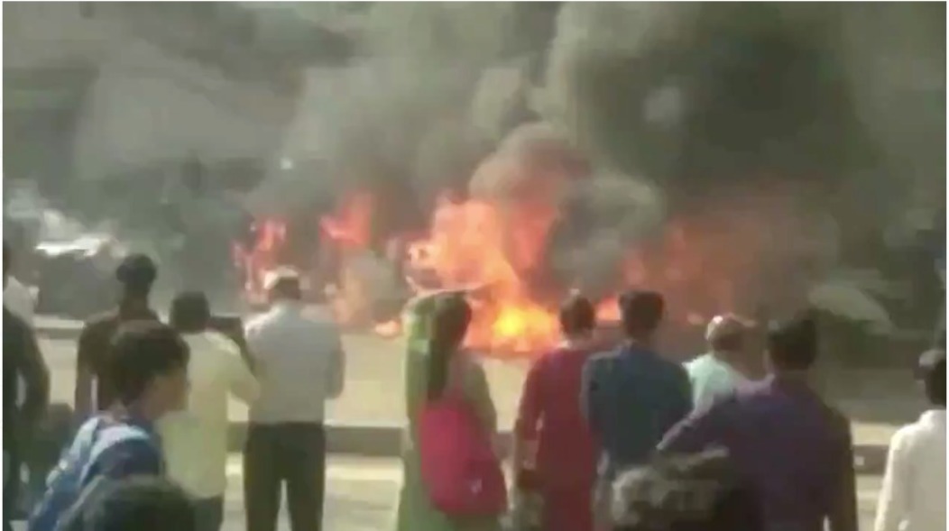 Fire In Parking Lot At Borivali – 25 Se Zayada Gaadiyan Jalkar Khaak Hui, Fire Brigade On The Spot