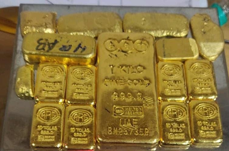 1 iPhone ke sath 4.06 Crore Value ka 7.57 Kg Gold seize kiya Mumbai Airport par Customs ne 9 alag alag cases me