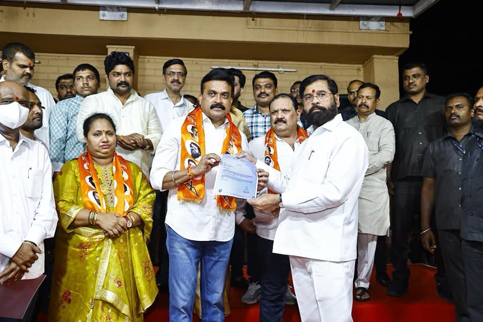Govandi Sp Ex Corporator Akhtar Qureshi Aur Shivsena UBT Ke Ex Corporator Ab CM Shinde Ke Sath Shivsena Me