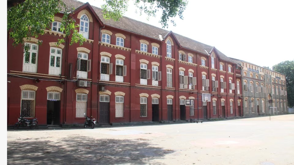St Mary’s School Ke Ek Baccha,School ki Canteen ke kholte hue Tel ki kadai par Gira