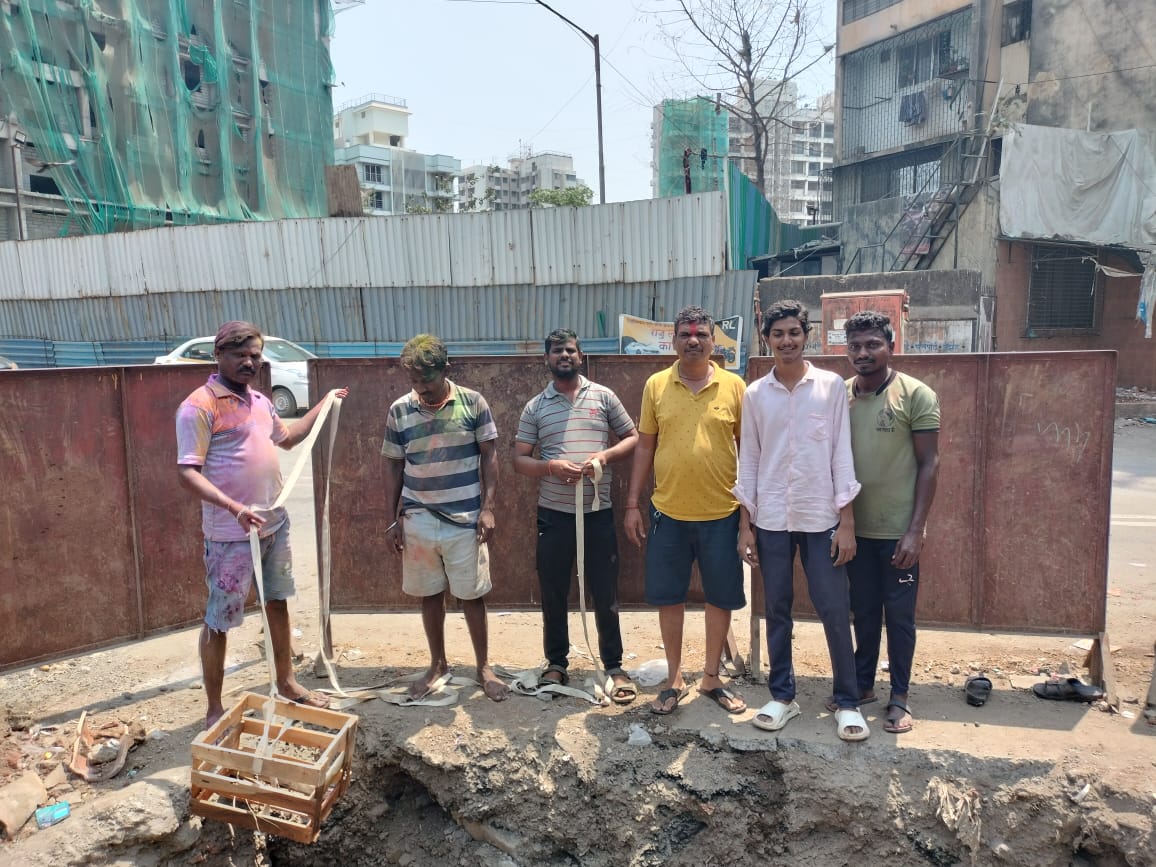 Cat Rescued at Bandra East, 20 – 25 ft neeche manhole me giri Cat ko WAPRA NGO ne rescue kiya