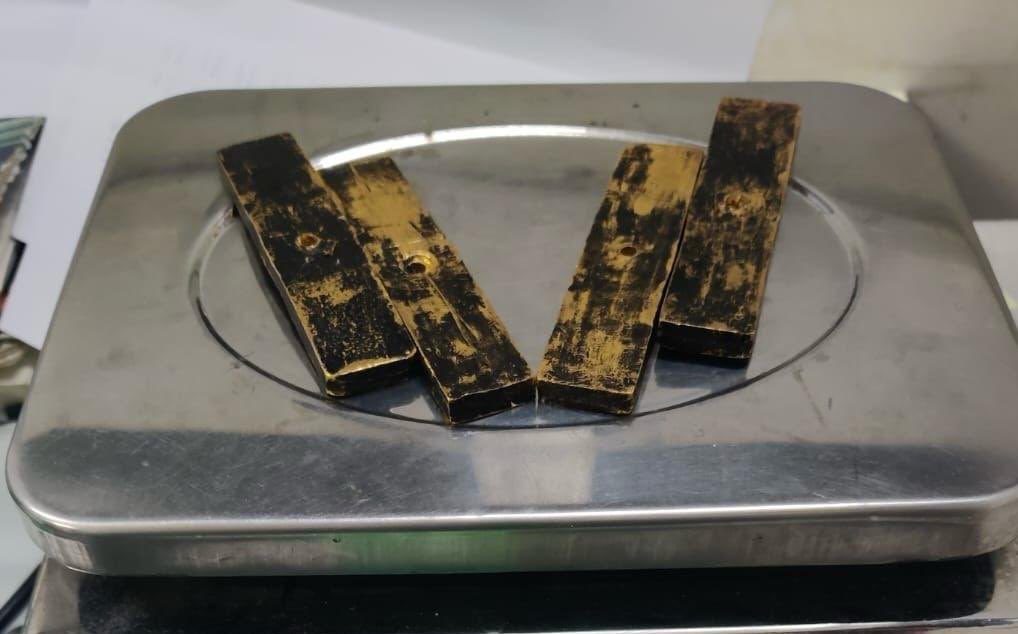 Gold Smuggling – Trolly Bag ke Handle me 999g gold Value Rs 59.24lacs baramad kiya Customs ne at Delhi IGI Airport