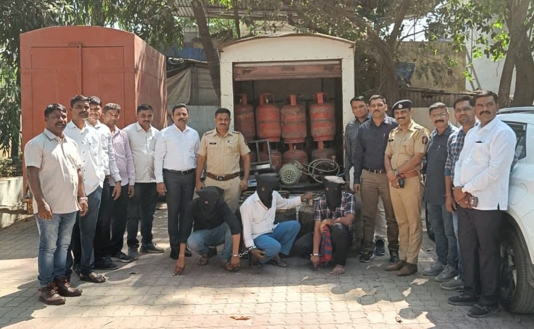 Gas Ki Chori – Gharelo LPG Cylinder Se Gas Churakar Commercial Cylinder Mein Bharke Sale Karte They At Dombivali.