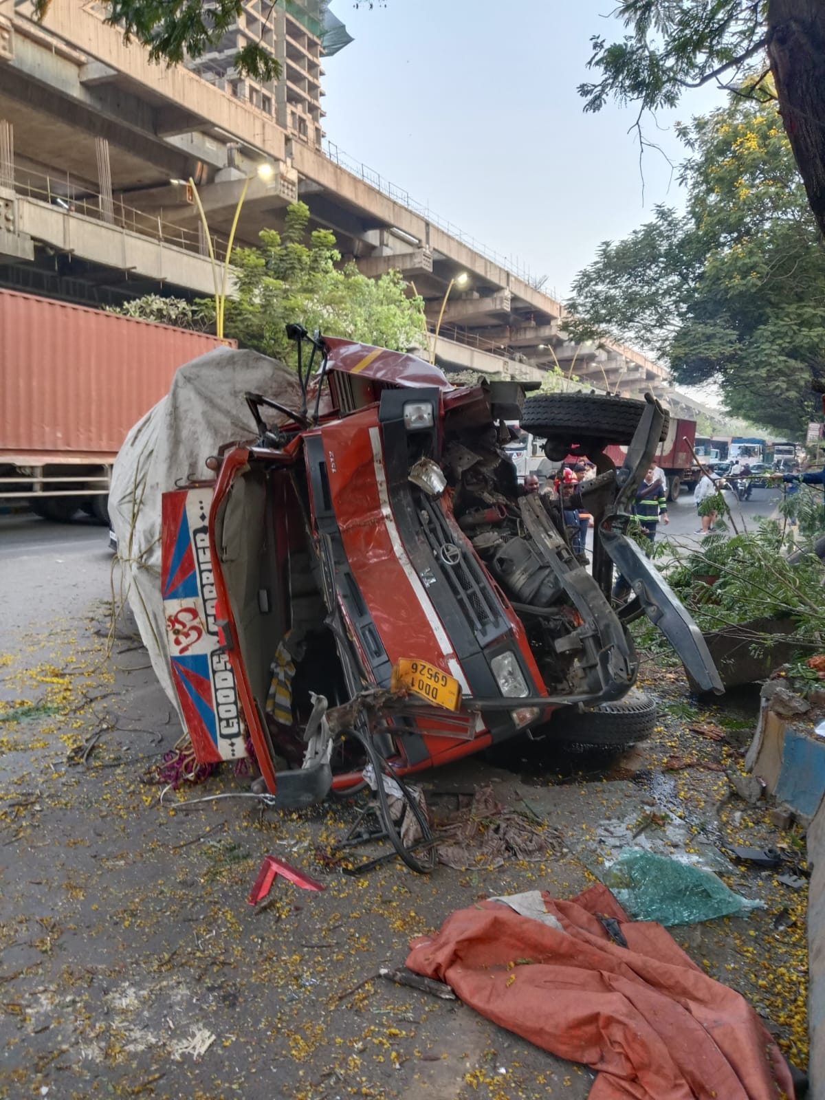 Medicine Se Bhara Truck Jhaad Se Takraya, Peeche Se Ek Car Truck Se Takrayi At Panchpakhdi Road Thane.
