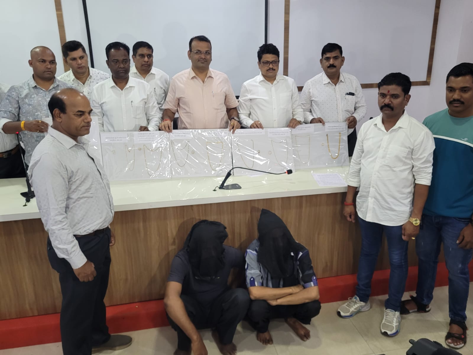 Baton me phansakar logon ki gold jewellery lootne wale 2 shatir badmash Thane Crime Branch Unit 4 ki giraft me, 16 cases solve hue