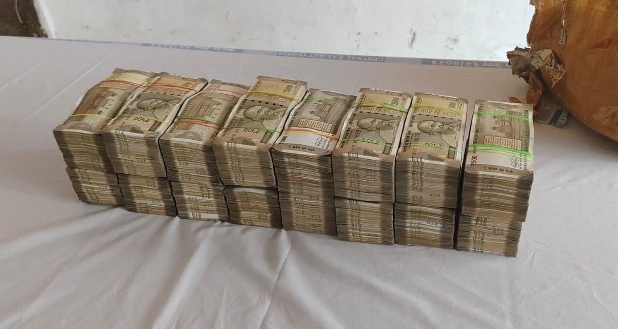 60 Lakh Cash Railway Parcel me pakda at CSMT by Railway Police, Nagpur Duronto Express se aaya tha