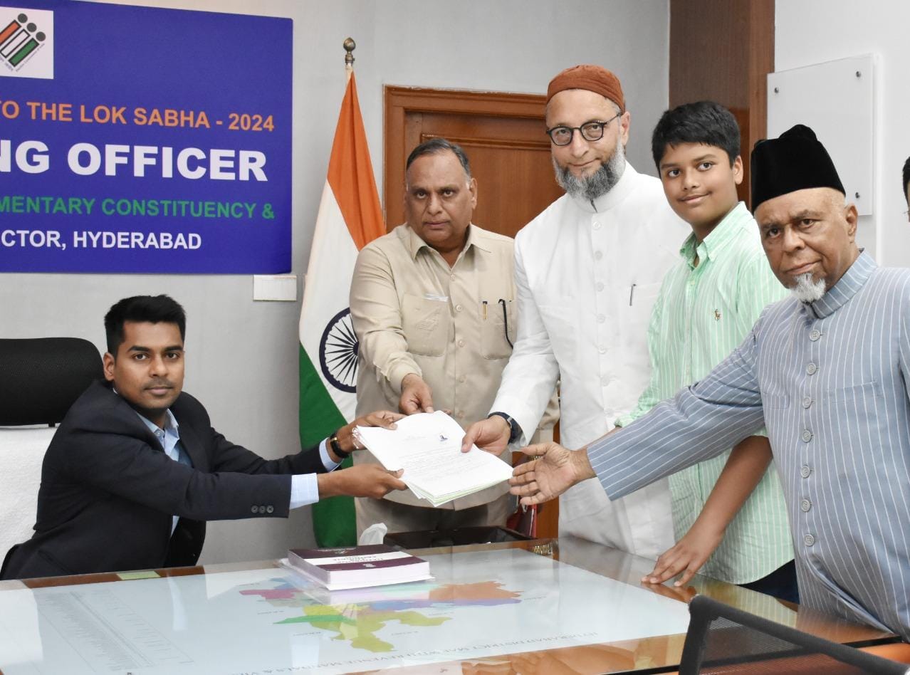 AIMIM President Barrister Asaduddin Owaisi ne Jumma ki namaz ke baad apna Nomination file kiya