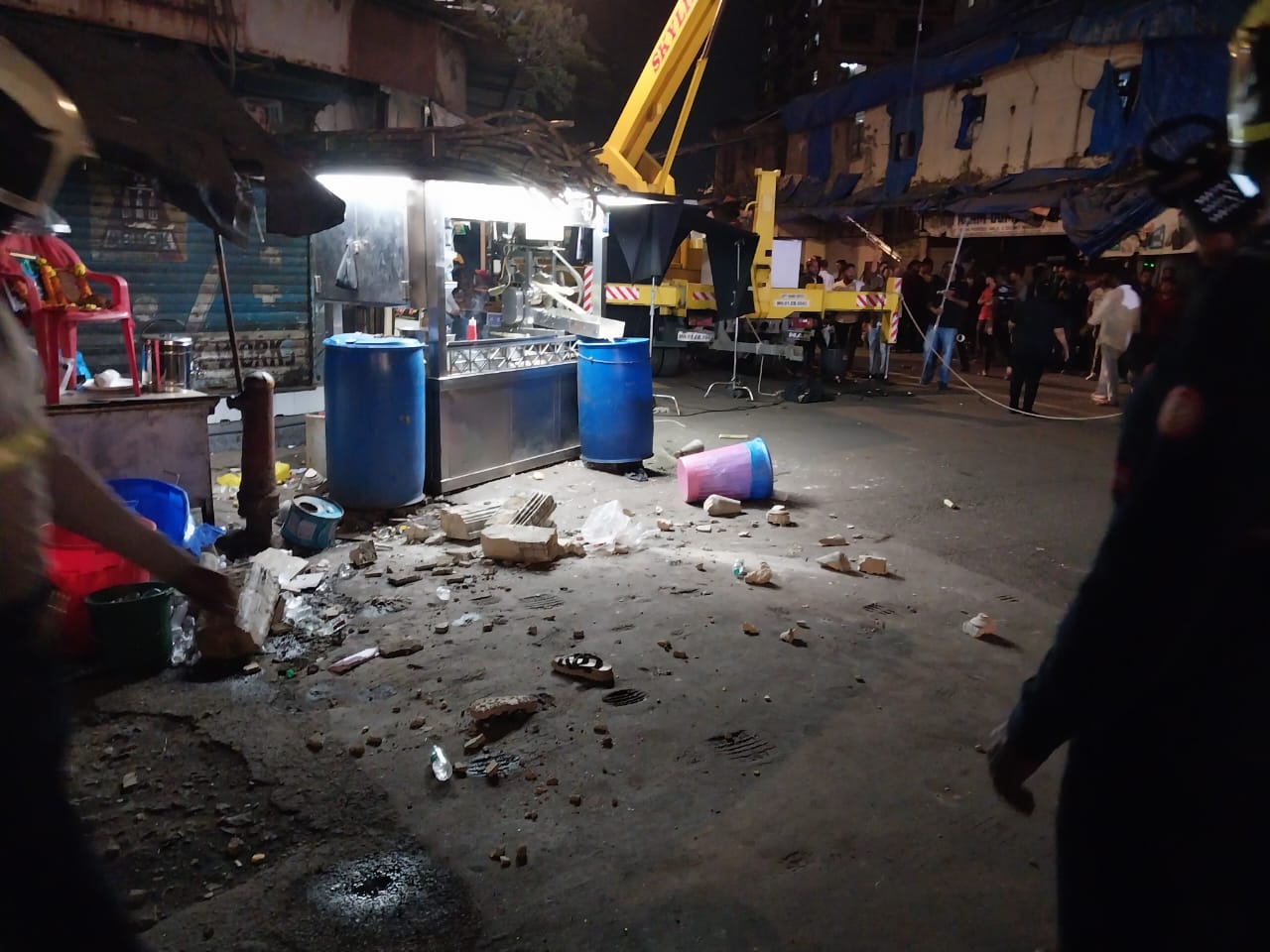 Dongri Gallery Collapse ,Shahid Kapoor Shooting Ke 2 Crew Injured ,