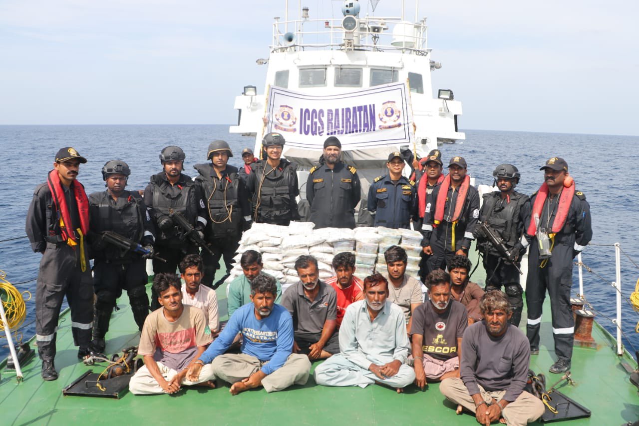 Drugs 602 Crore Se Zyada Value Ke Sath Pakistani Boat Ko Pakda Gujarat ATS, ICG Aur NCB Ke Joint Operation Me, 14 Pakistani Arrested