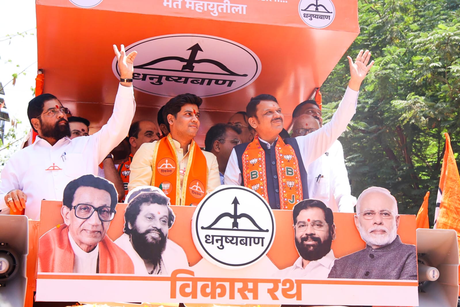 CM Eknath Shinde Ke Bete Shrikant Shinde Mahayuti Ke Shivsena Se Nomination File Karne Jaate Hue