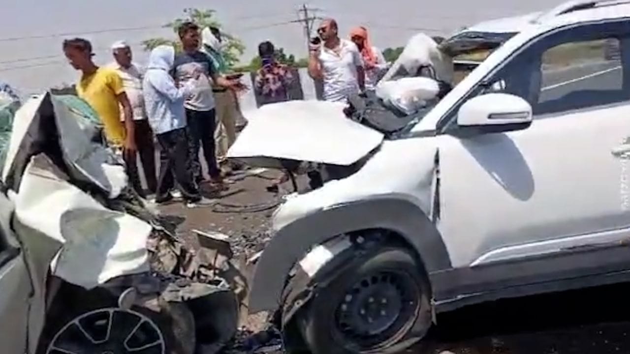 2 Car Ki Aamne-Samne Takkar At Akola, MLA Kiran Sirnaik Ke Nephew Sahit 5 Logon Ki Death, 3 Injured.