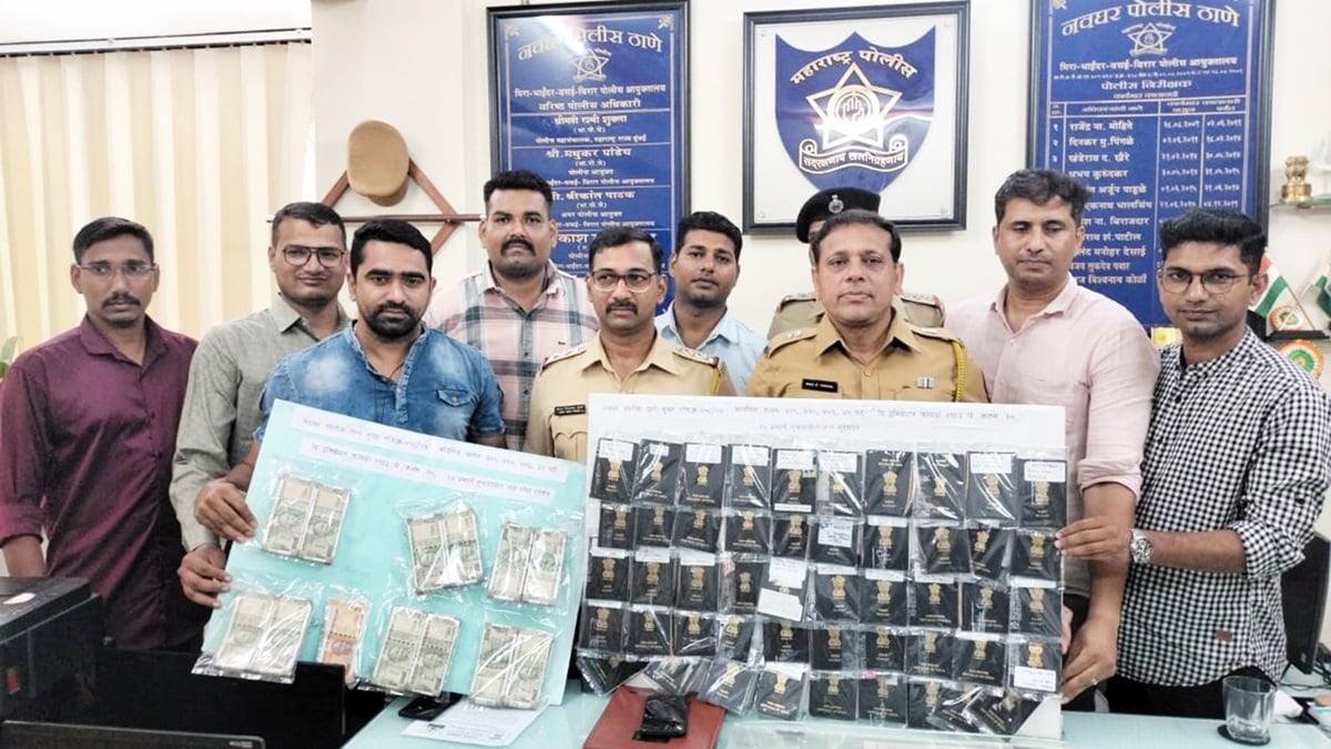 Abroad Me Job Dilane Ke Bahane Logon Ko Lootne Wale 2 Arrested By Bhayandar Navghar Police Lakhon Rupiye Ke Sath 149 Passport Baramad