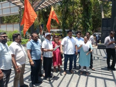 Marathi Manus Ko Building Me Ghar Na Dene Par Shivsena UBT Workers Ne Builder Ke Khilaf Kiya Protest At Vile Parle