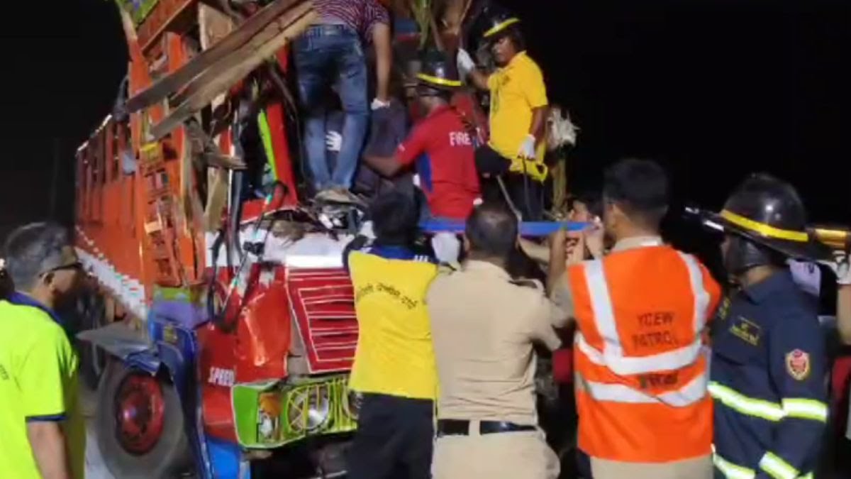 Murgi Lejaraha Tempo, Car Aur Truck Ki Takkar At Borghat Mumbai Pune Expressway, 3 Dead 8 Injured