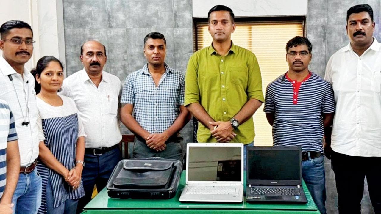 Local Train Se Laptops Churane Wali Shatir Mahila Arrested by Bandra Railway Crime Branch