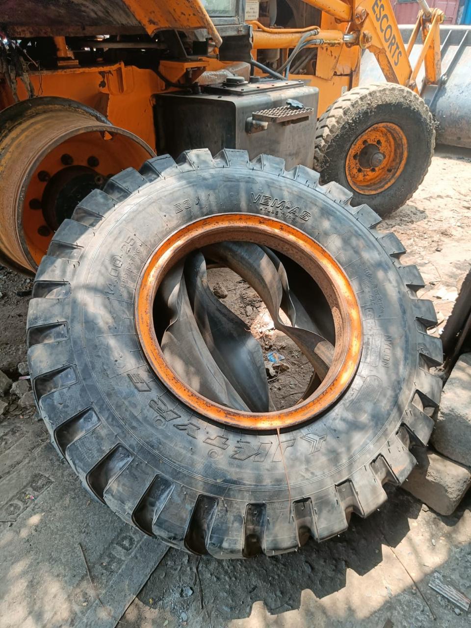 Bulldozer Ka Tyre Phatne Se, Driver Ki Death Hui At Navi Mumbai, Tyre Me Hawa Bharate Waqt Hua Tha Haadsa