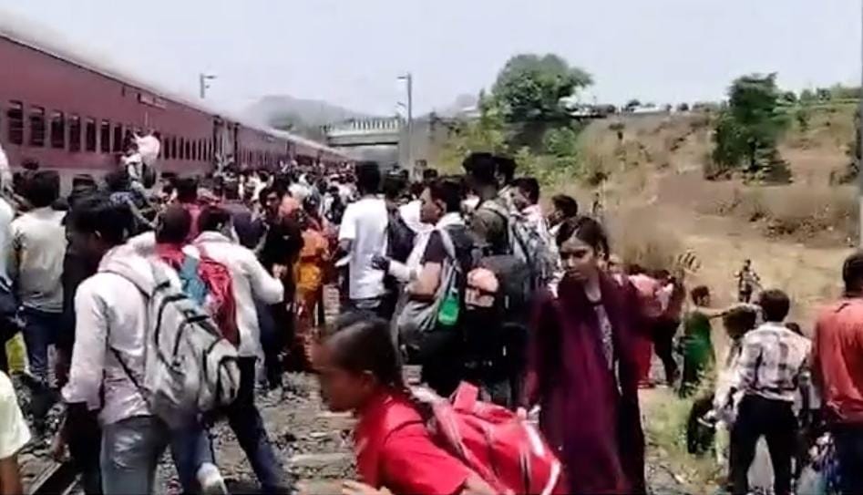 Mumbai Aarahi Godan Express Train Ke Dabbe Se Nikla Dhunwa At Igatpuri, Train Roki Gayi, All Is Well