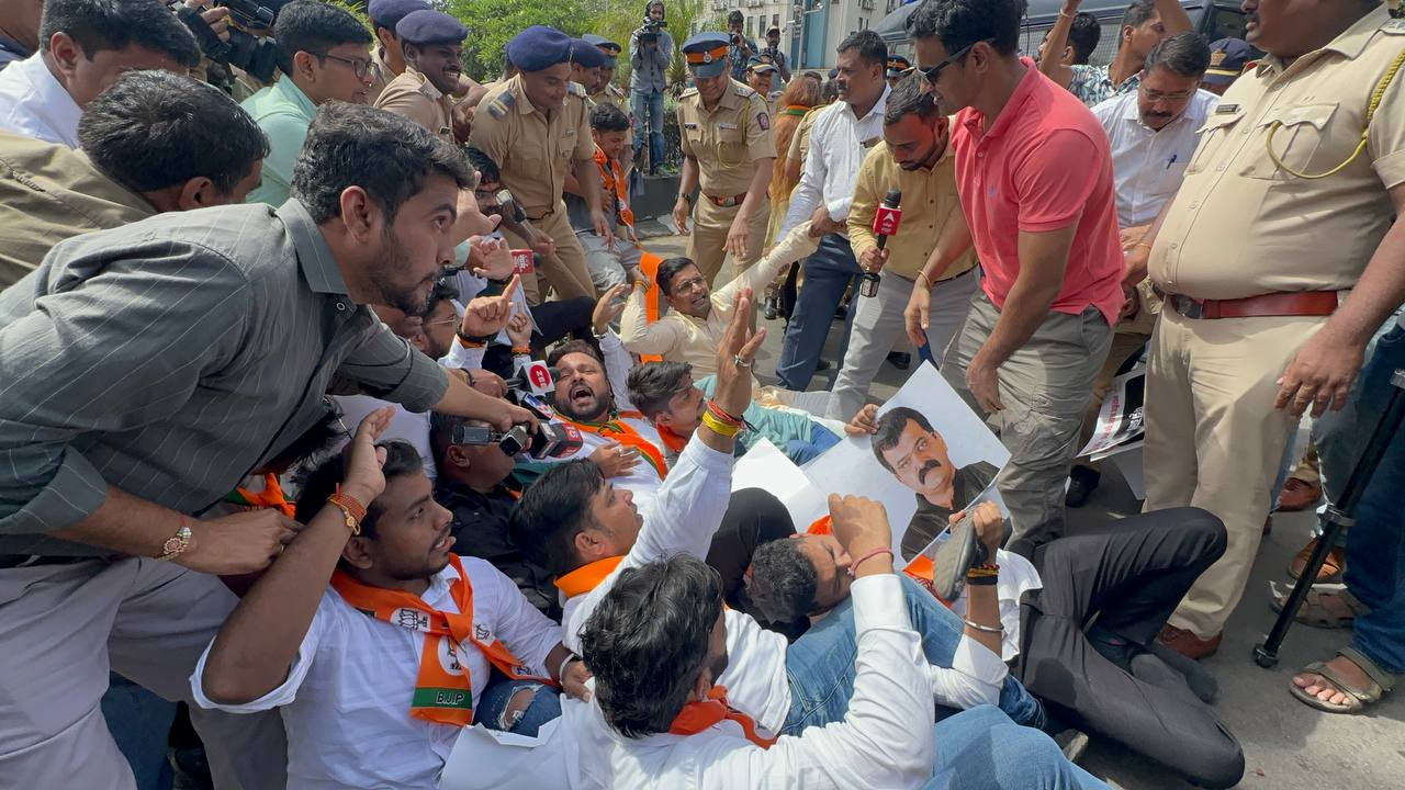 BJYM Mumbai Ka Jitendra Awhad Ke Khilaf Protest At Fort, Awhad Ke Photo Par Juta Maara, Workers Detained By Police
