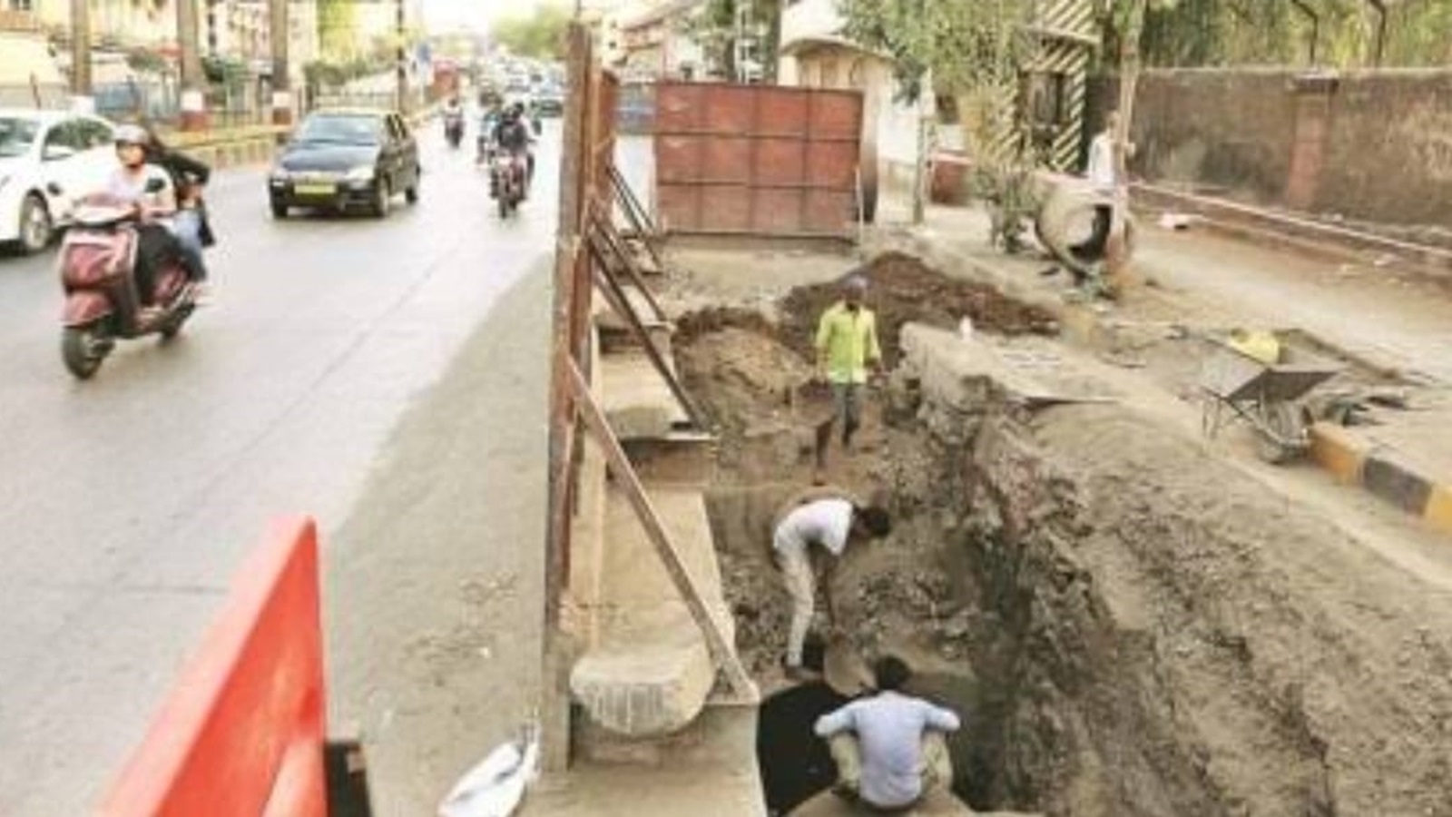 Mumbai Ki Road Khod Diye, BMC Workers Batakar, MTNL Ka Cable Wire Churane Ke Liye, 6 Arrested