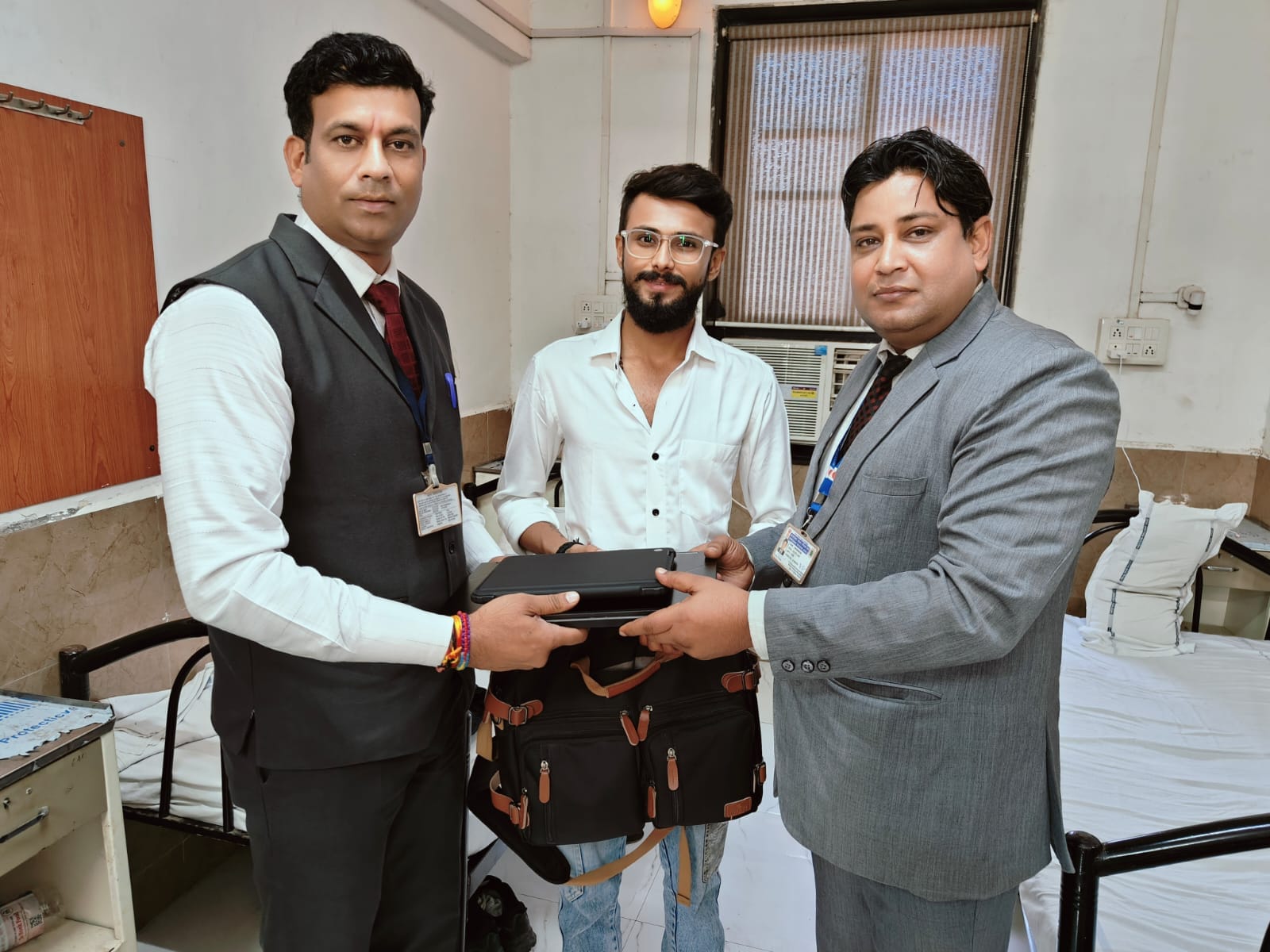 Vande Bharat Express Me Laptop, iPad, Cash Wala Bag Bhool Gaya Ahmedabad Se Mumbai Aaraha Passenger, Lautaya Railway Staff Ne.