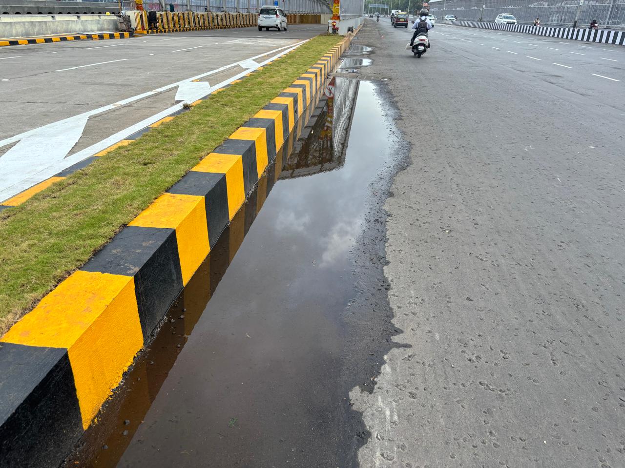 Mumbai ke Brand new Coastal Road par paani bhara at Tunnel exit, BMC ka kaam bolta hai