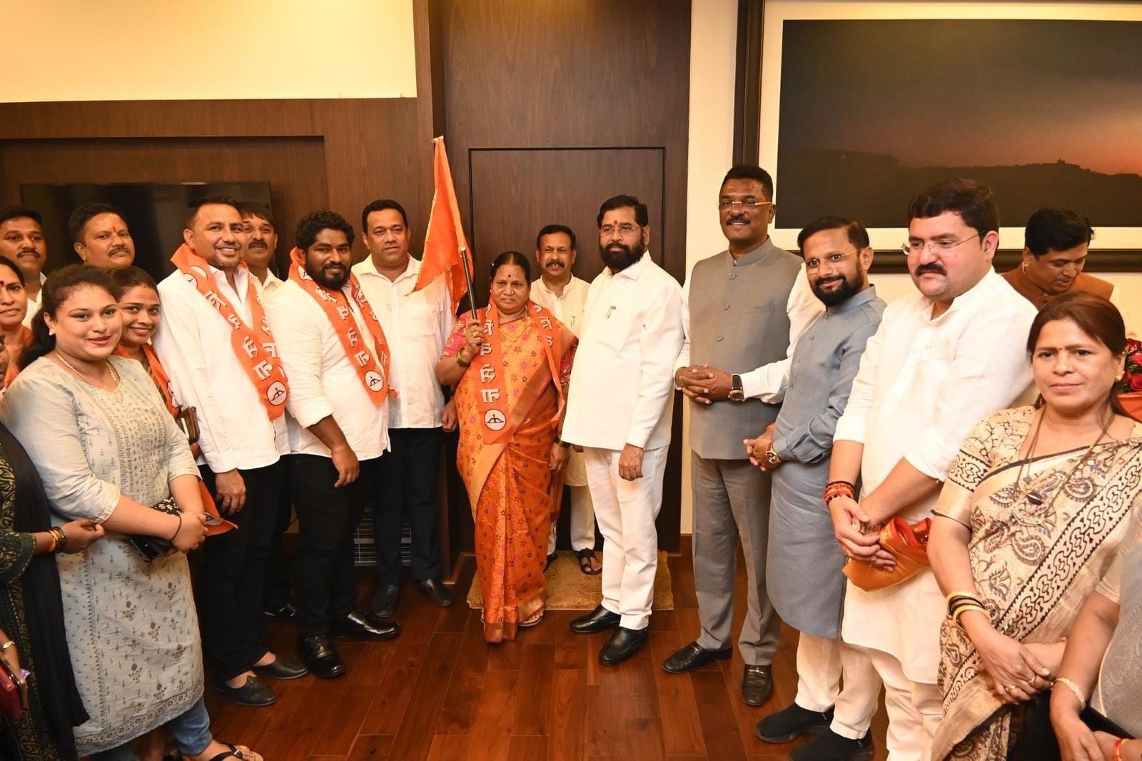 Shivsena Uddhav Thackeray ko laga dhakka, MBMC KI forner nagarsevika aur Yua Sena leaders ne Shinde group join kiya