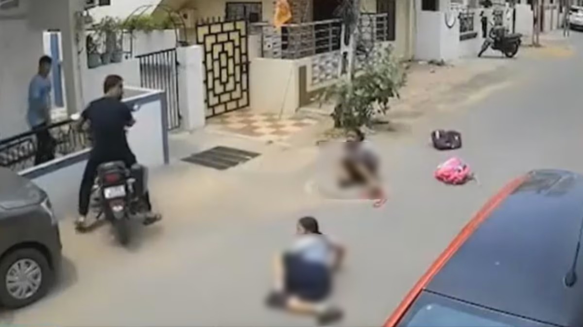 Chalti Van Se 2 Girl Student Giri, Video Viral Gujrat Ke Vadodara Ka Bataya Jaa Raha Hai, Driver Arrested