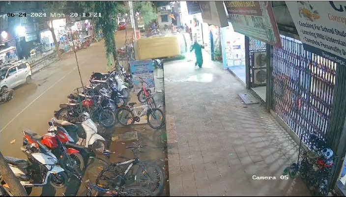 School Bus, Car Se Takra Kar Road Side Medical Store Ke Paas Jaa Giri Footpath Par, Bhayanak Haadsa CCTV Me Hua Qaid