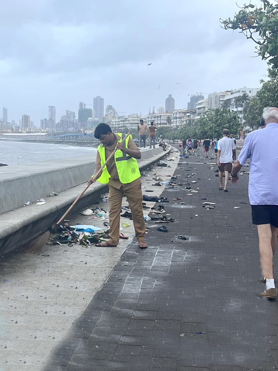 BMC Ka Saaf Safai Abhyan, Marine Drive Par Hue Celebration Ke Baad, Truck Bhar Ke Chappal Jama Hui