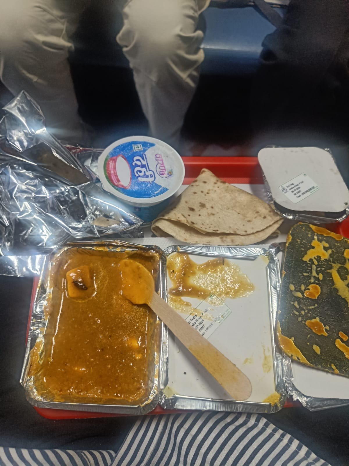 Cockroach Nikla Meal Me Mumbai Delhi Rajdhani Express Train Me Passenger Ko Diya Gaya Tha Khana