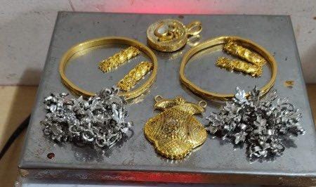 Mumbai Airport Par 10 Crore Ka 16 Kg Smuggled Gold, Rs 48 Lakh Ki Foreign Currency Pakda Customs Officials Ne 10 Din Me.