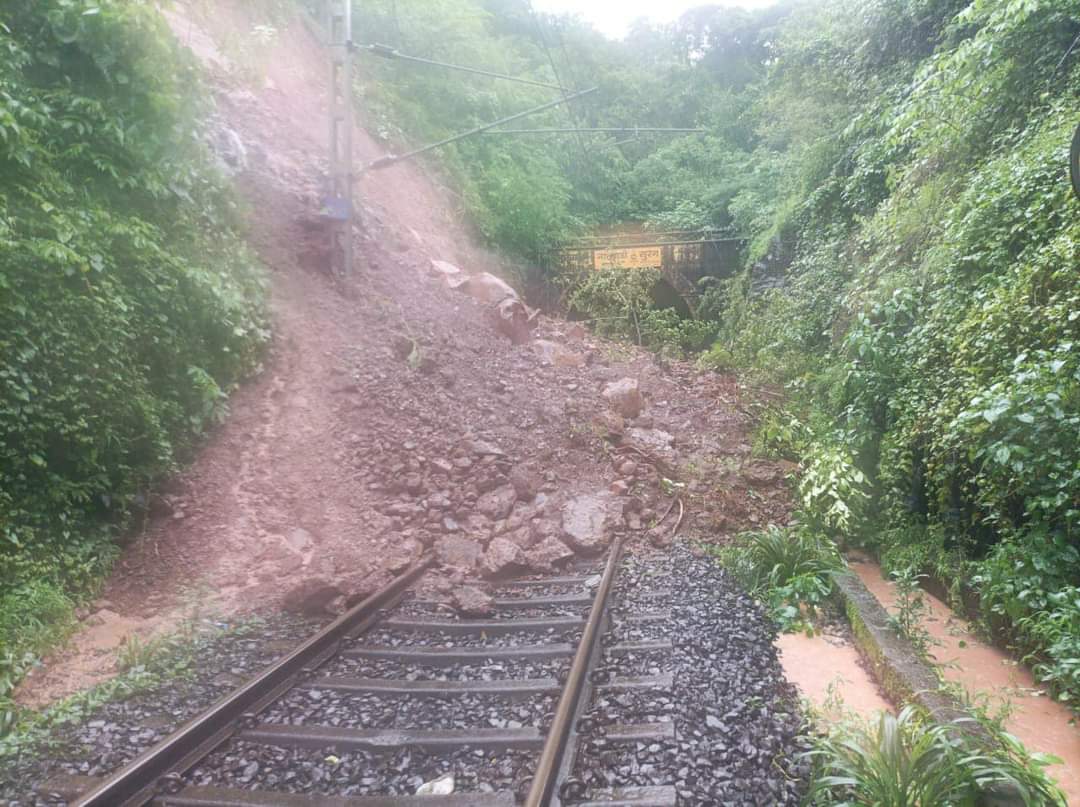 Konkan Railway Bandh Hui, Land Slide Hone Se Pahad Ka Malba Track Par Gira At Natuwadi Tunnel