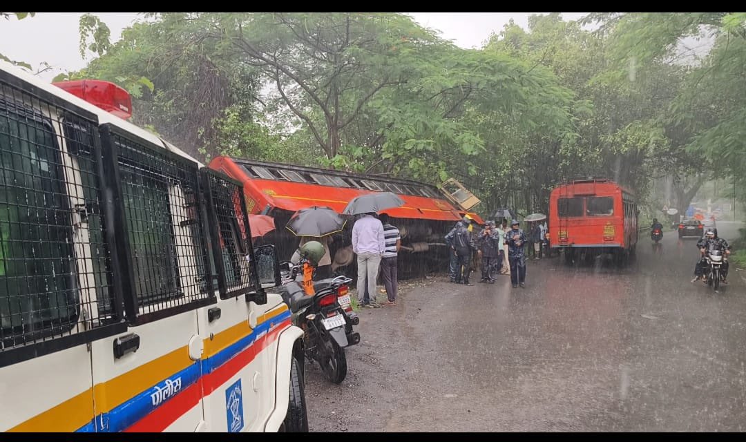 ST Bus Accident – Khai Me Girne Se Bachi Bus, 8 Se 10 Passenger Injured On Alibaug – Raigad Road
