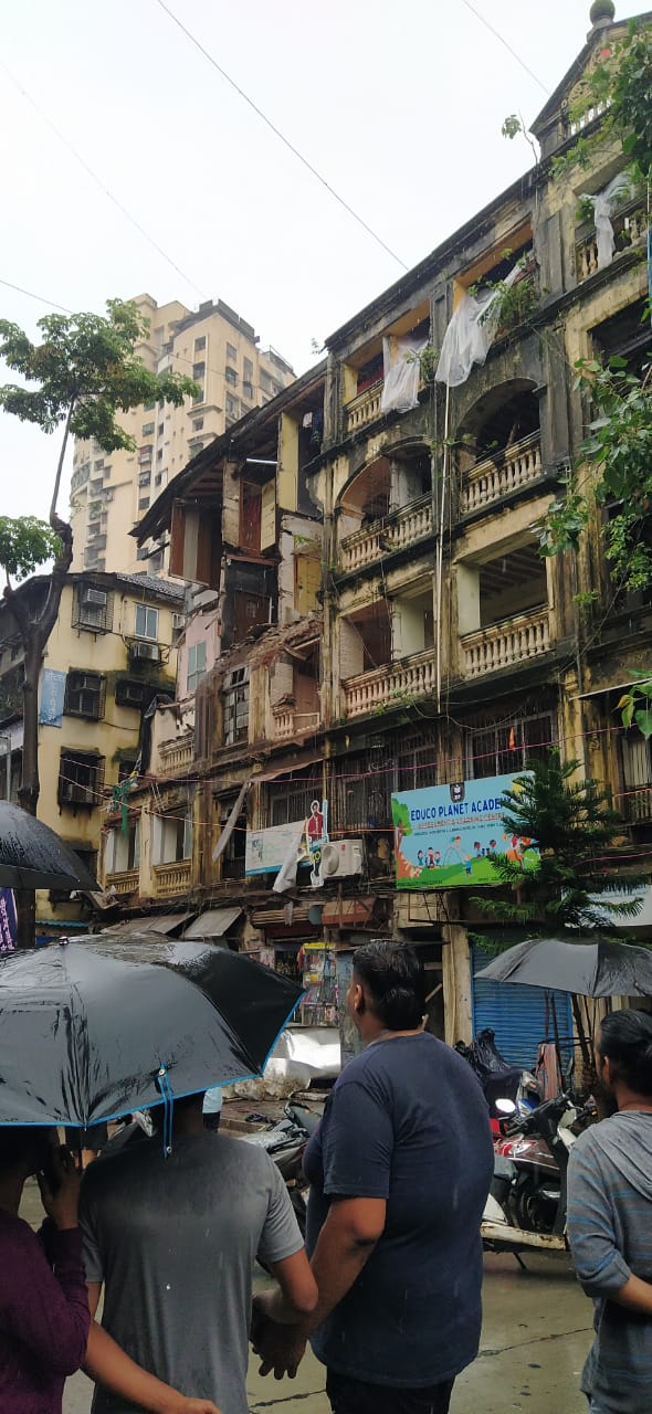 Grant Road Building Parts Collapse, 1 Dead, Kuch Log Phanse Hone Ki Khabar, Rescue Operation Jaari