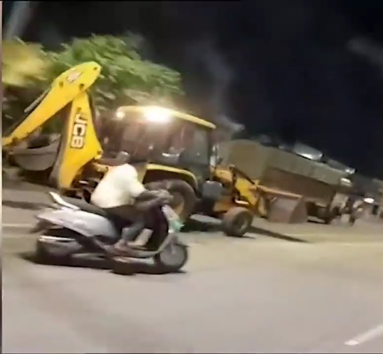 JCB Chalaya Nashe Me, 10-12 Logon Ko Udaaya, 1 Ki Death Hui Kuch Log Injured Hue At Latur, Driver Arrested