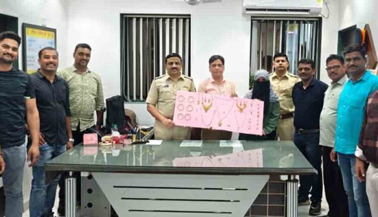 Uber Car Me Bhula 35 Tola Gold Worth Rs 25 Lakh, Oshiwara Police Ne Dhoond Nikala, Owner Ko Wapas Lautaya